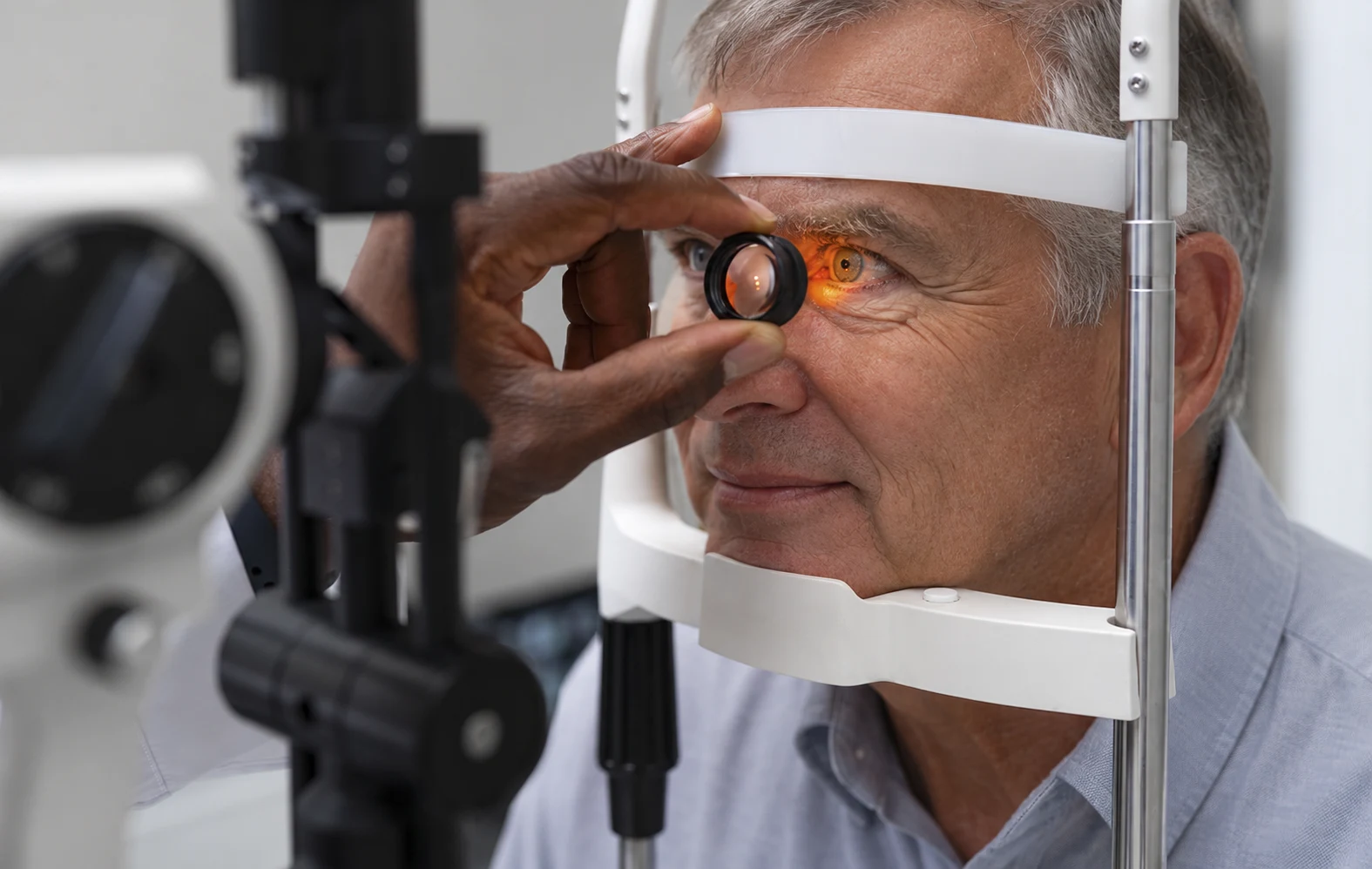 Examen de la vue d’un patient à la lampe à fente