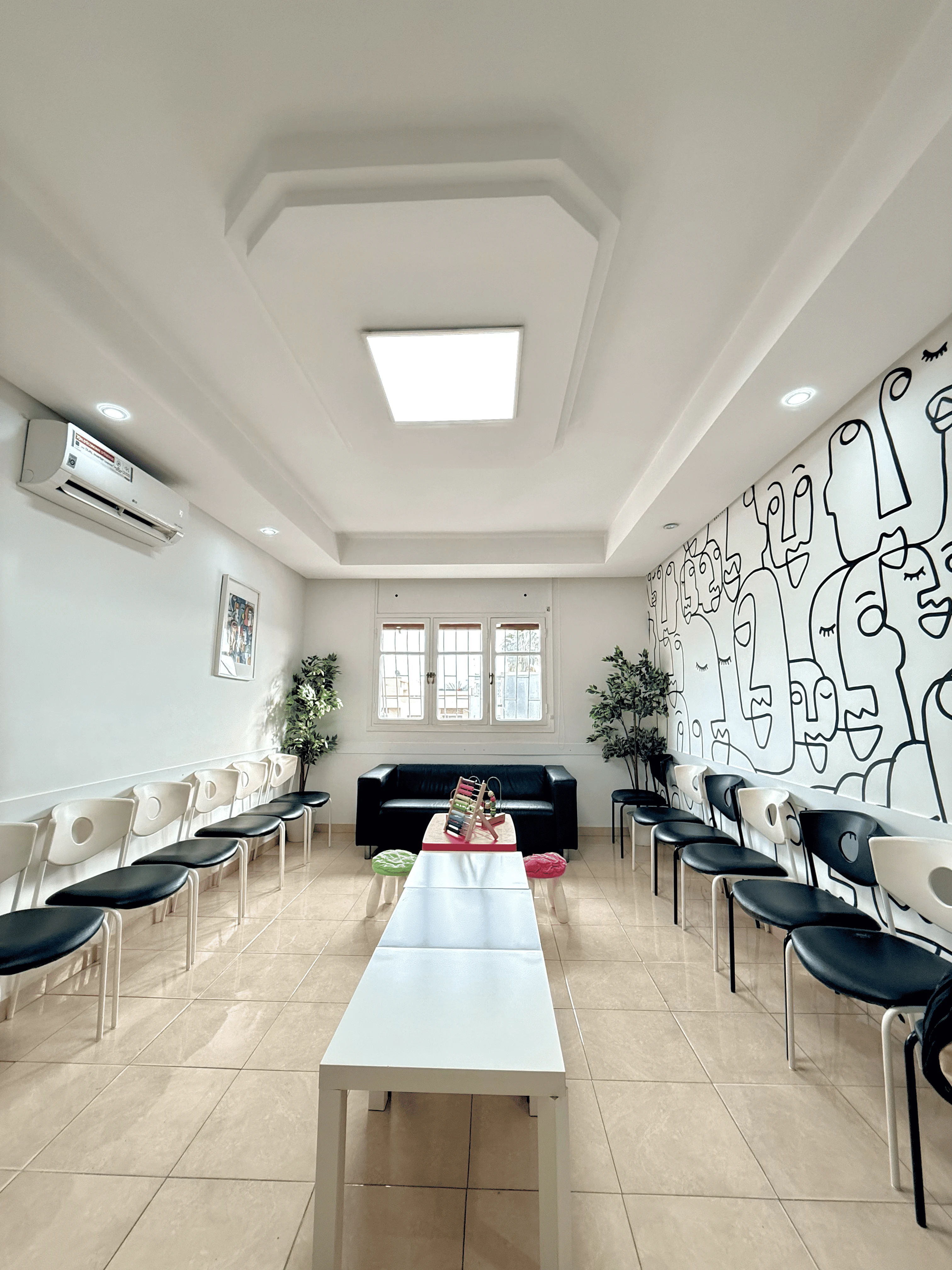 Salle d’attente avec sièges et tables