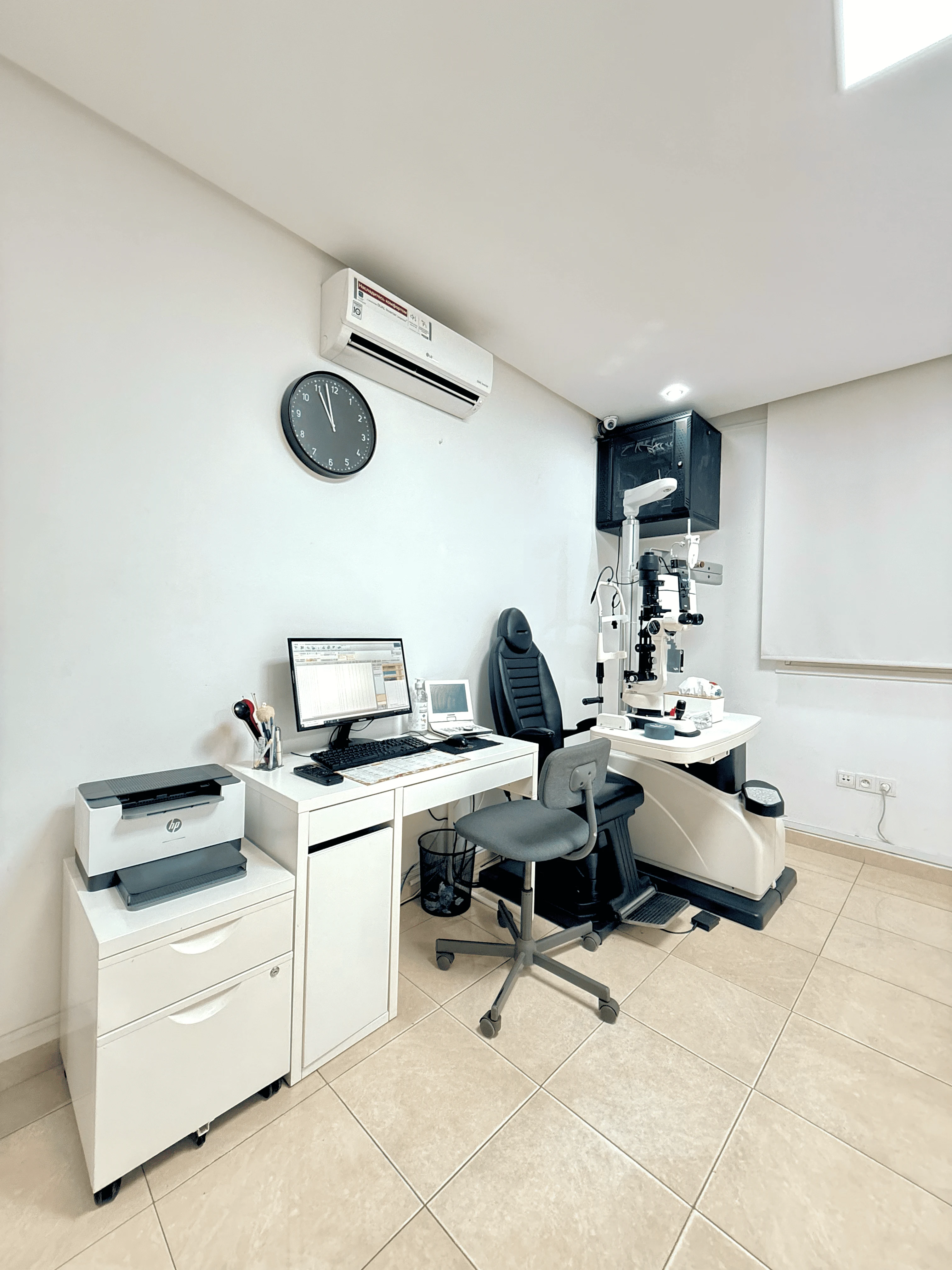 Bureau et matériel d’examen ophtalmologique
