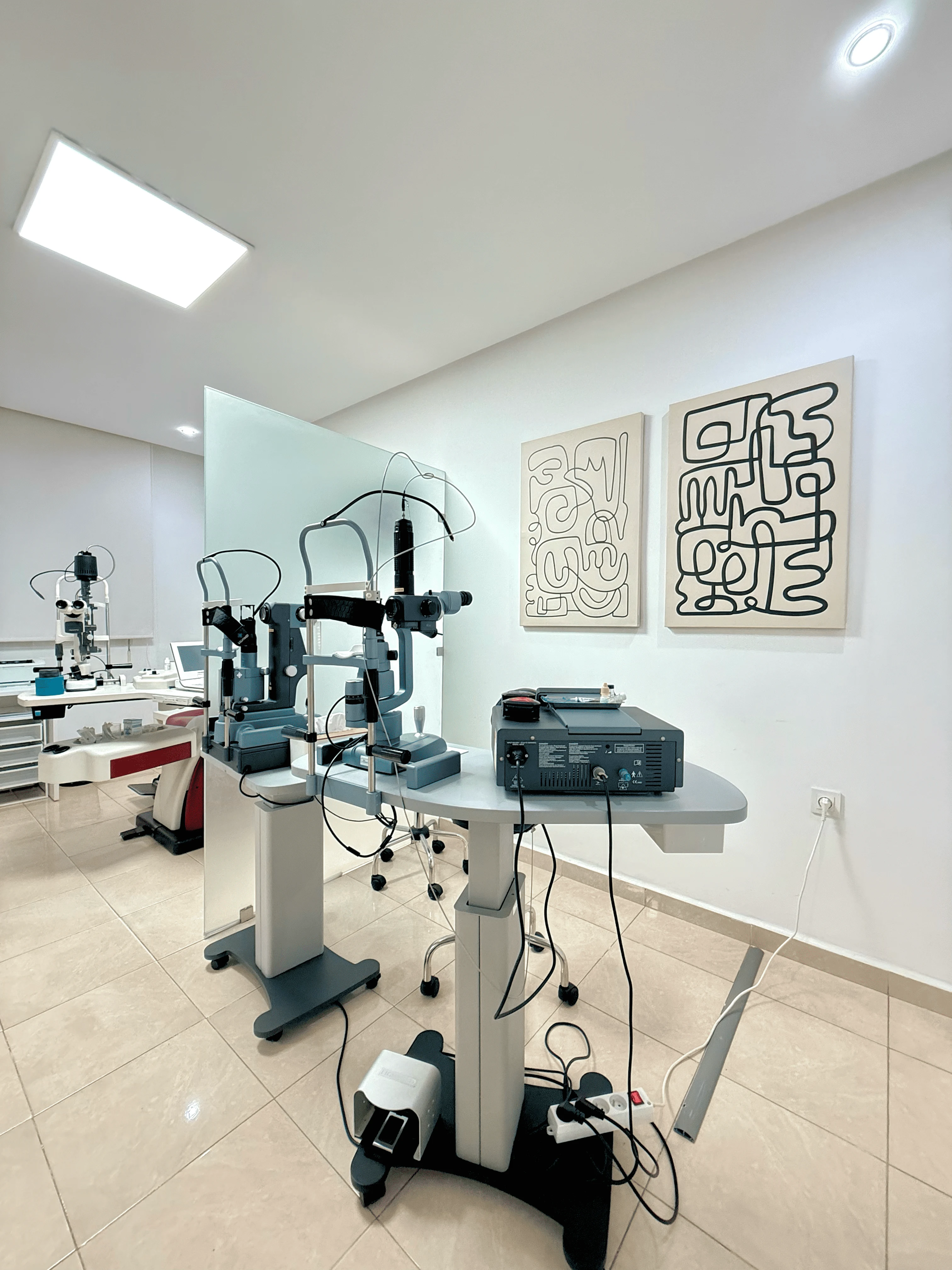 Appareils d’examen ophtalmologique dans une salle du cabinet