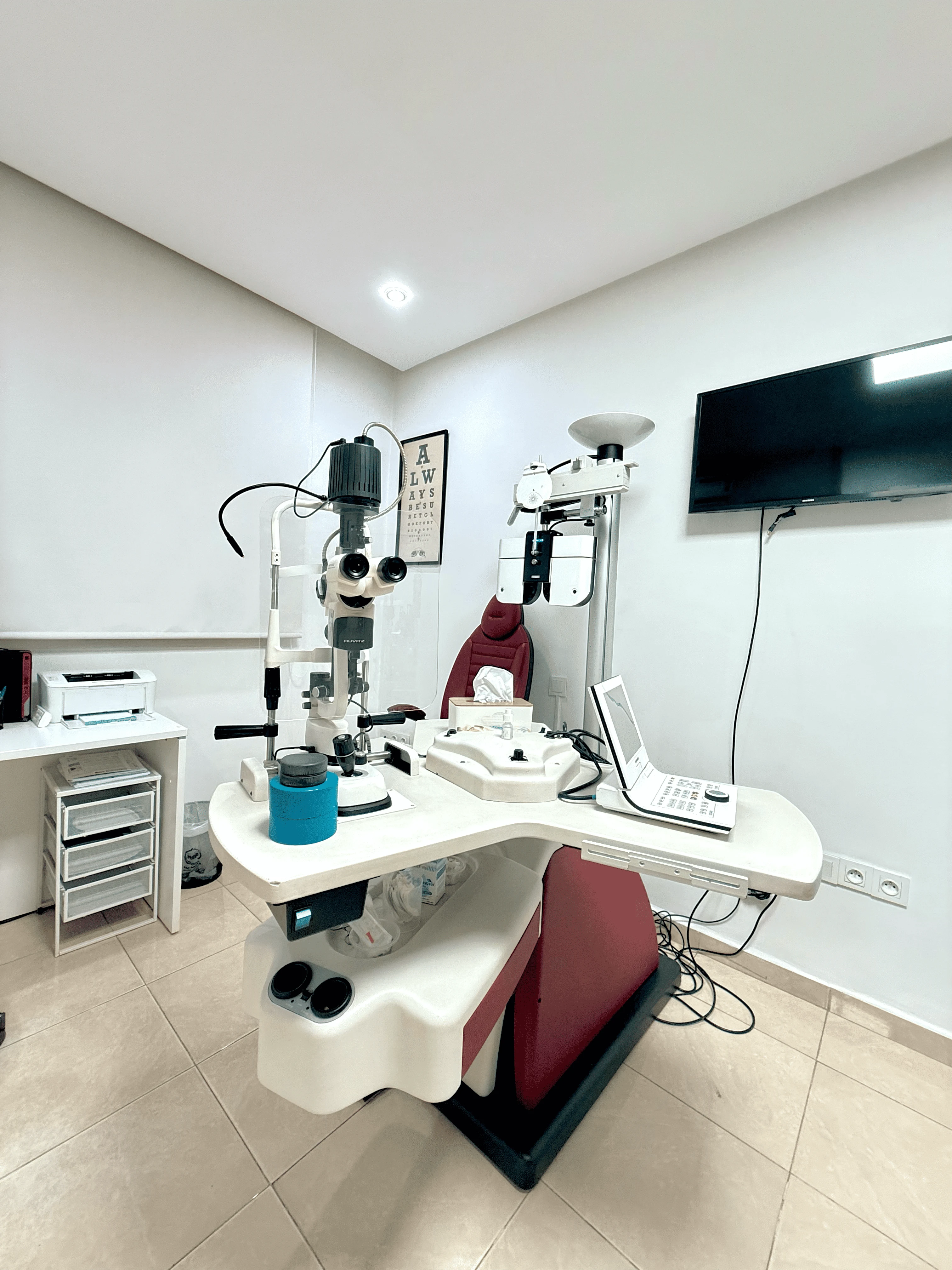 Fauteuil et instruments d’examen ophtalmologique dans le cabinet
