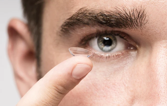 Patiente portant des lentilles de contact