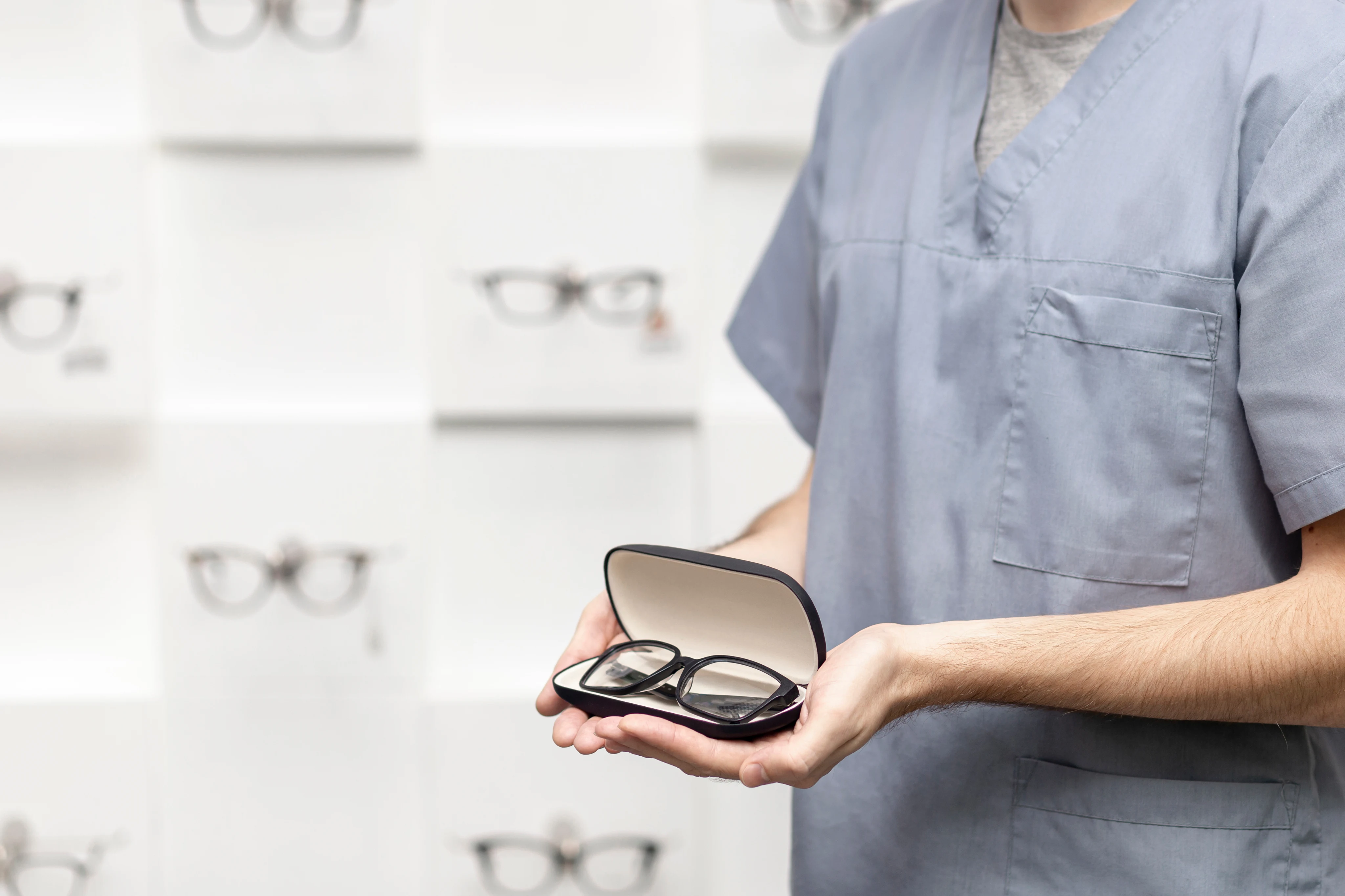 Opticien présentant une monture de lunettes