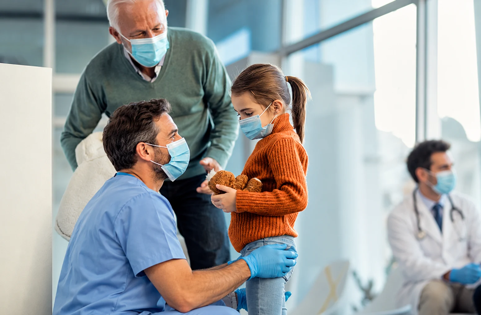 Soignants accompagnant un enfant avant une intervention